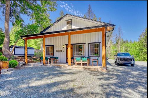 Anacortes House | Enchanting Rustic Cabin Retreat near Whistle Lake in Washington