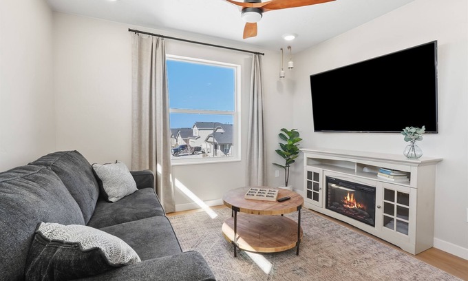 Caldwell House | Enclave - Private King 1 Bedroom Sleeps 4! Outdoor Patio View