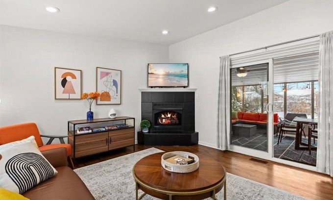 Madison Heights House | ★Enclosed Patio★ Gas Fireplace EV Charger BBQ 4Bed 2Bath- Entire House Royal Oak