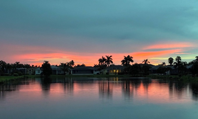 Biggar House | Endless Summer, Gorgeous Sunsets! Spacious Lakefront 4/3 with pool and spa!