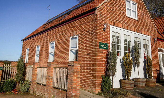 Sledmere Cottage | ENGINE ROOM COTTAGE, pet friendly, luxury holiday cottage in Sledmere