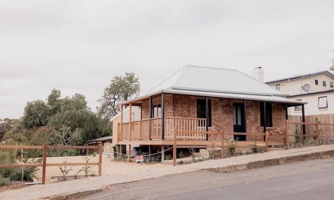 Richmond House | 'Engineers Hut 1823' in Historic Richmond