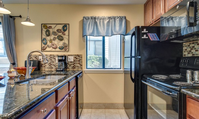 Englewood Apartment | Englewood Apt w/Patio in Denver Tech Center