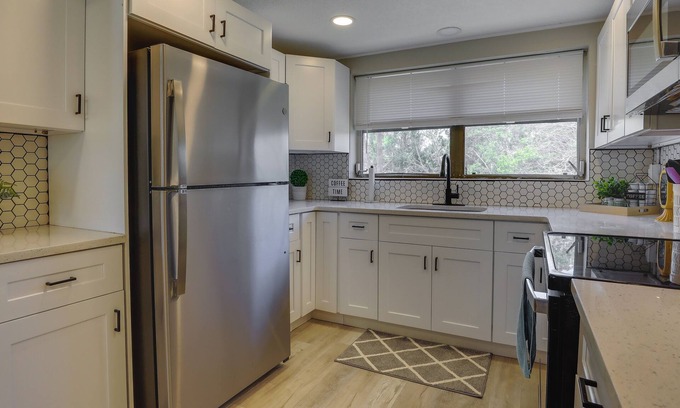 Grove City House | Englewood Vacation Home w/Screened Porch!
