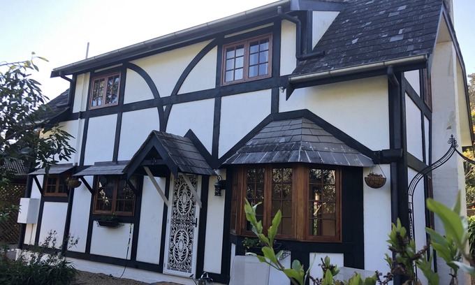Eagle Heights House | ENGLISH STYLE COTTAGE 400M WALK FROM GALLERY WALK!