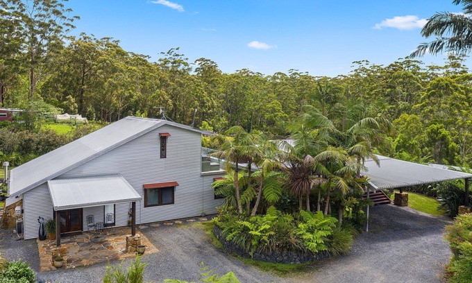 Lowanna House | Enjoy a 5-star experience in the Australian bushland, Ideal for groups retreats.