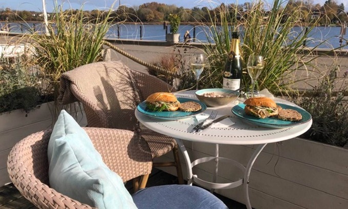 Kappeln Apartment | Enjoy a fantastic view of the Schlei in our spacious and charming "Speicherheimat" vacation apartment, which is located directly on Kappeln harbor in the historic warehouse