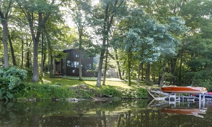 New Milford House | Enjoy a getaway on the scenic Housatonic River/Lake Lilinonah in New Milford, CT
