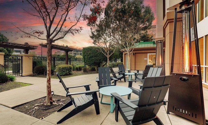 Oyster Point Hotel | Enjoy a Hassle-Free Stay! Pets Allowed, Near Brisbane Community Park