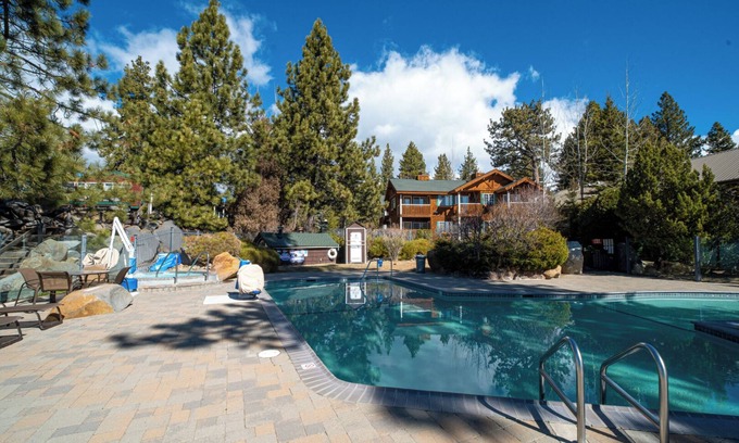 Tahoya Shores Hotel | Enjoy a Hassle-Free Stay! Onsite Pool, Free Parking, Close to Agate Bay
