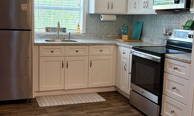 Matagorda House | Enjoy a nice retreat conveniently a few miles from beach or fishing docks.