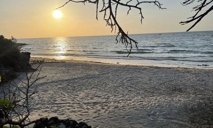 Castillogrande Cabin | Enjoy a pleasant Island stay in La Felicida, a cozy beach front rustic cabin