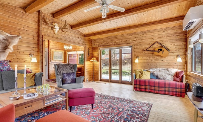 Or House | Enjoy a relaxing vacation in this inviting vacation home.