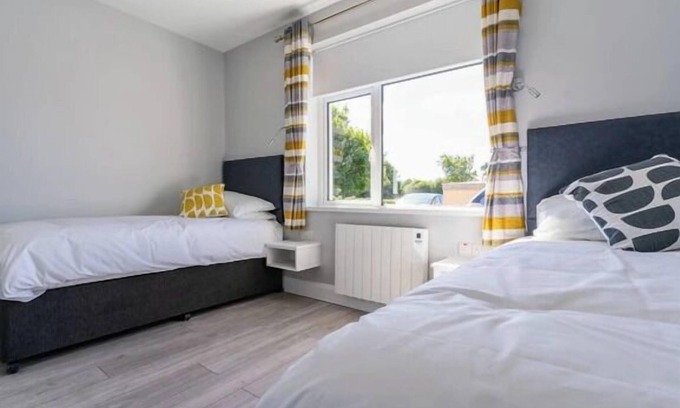 Tramore Apartment | Enjoy a stay at the scenic Tramore Golf Club in one of our Burrows Lodge guest suites.
