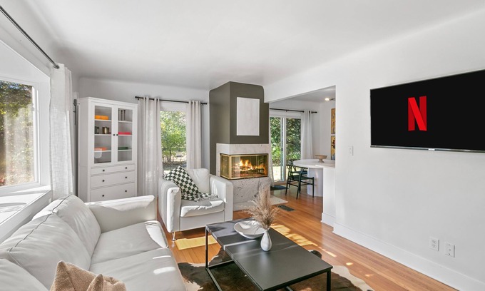 Oak Park Apartment | Enjoy a stay at this cozy lower flat in Oak Park Michigan