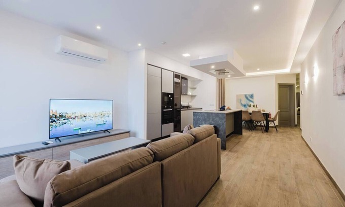 Qawra Apartment | Enjoy a stylish experience at this centrally-located place