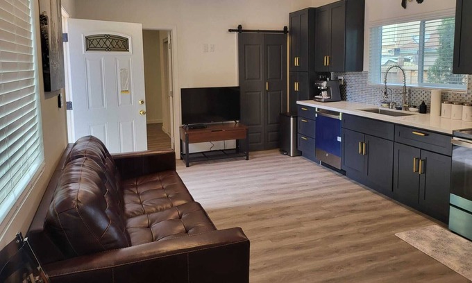 Union City House | Enjoy a stylish 2 bed & 2 bath Modern Guesthouse