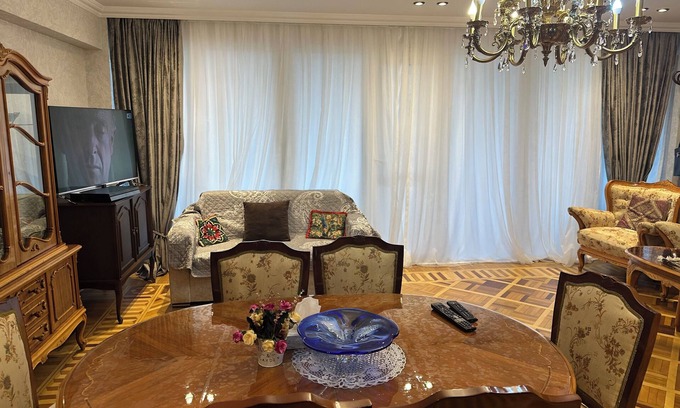 Nasimi Apartment | Enjoy a stylish vacation in the heart of Baku. The combination of antique classic furnishings and modern renovations, combined with the sunrise and sunset crystal sha