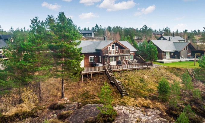 Vegusdal House | Enjoy a wonderful vacation close to nature in this inviting vacation home.