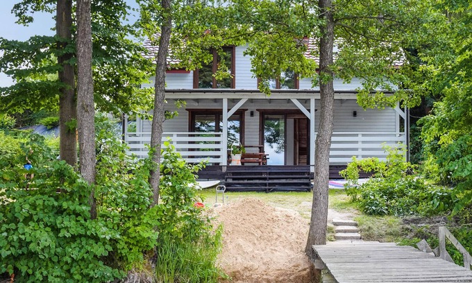 Majdy House | Enjoy a wonderful vacation in this vacation home in 1st row on the lake.