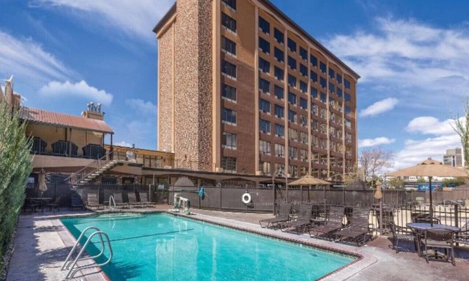 Downtown Reno Condo | Enjoy all Reno has to offer in this 2BD resort condo with outdoor pool/hot tub