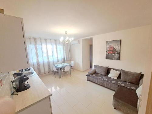 Arad Apartment | ENJOY ARAD! self checkin-no invoice is issued, free parking on two streets