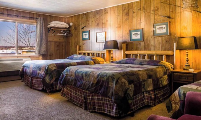 Rice Lake Cabin | Enjoy beautiful lake view sunsets from the balcony in Room 16 - Angler's Retreat - Curriers Lakeview