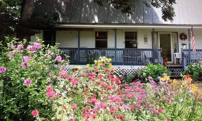 Hendersonville House | Enjoy beautiful sunrises & peace on Huckleberry Heaven’s 3.6 acres’ mountain top