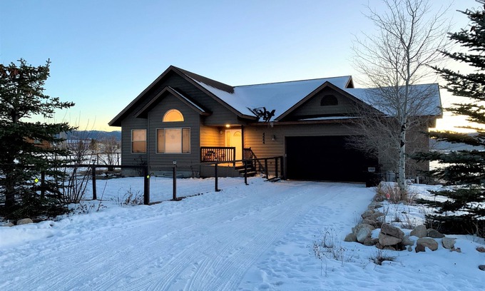 Victor House | Enjoy being home @ Fox Creek