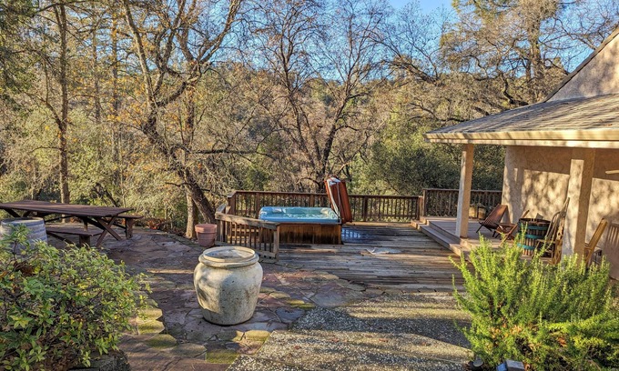 Angels Camp House | Enjoy concerts, wine, beer tasting, shopping or relaxing in town by Angels Creek