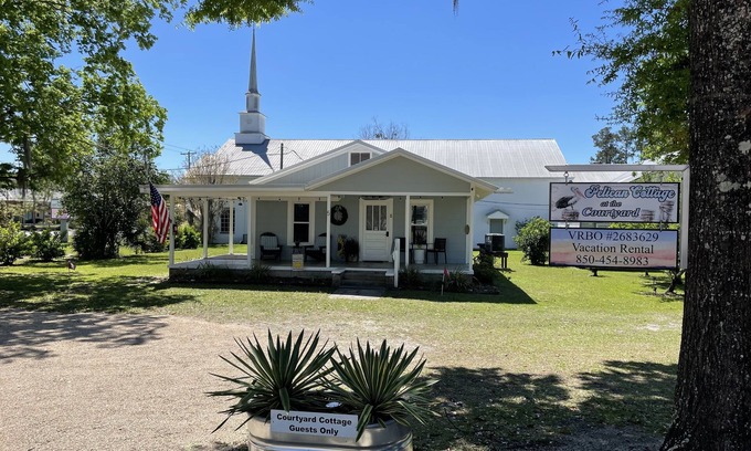 Crawfordville Cottage | Enjoy Crawfordville at the Courtyard’s Pelican Cottage.