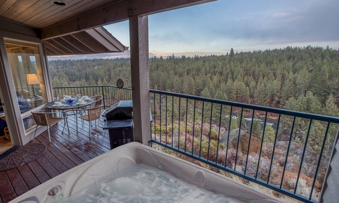 Century West Condo | Enjoy Deschutes River Views from Beautiful 2-Bedroom Mt. Bachelor Village Condo