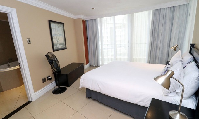 Durban Apartment | Enjoy Durbans Finest area along the beach