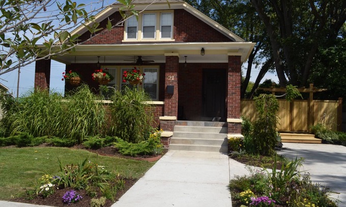 New Buffalo House | Enjoy fall and ND football games at the Barton Street Bungalow Great location