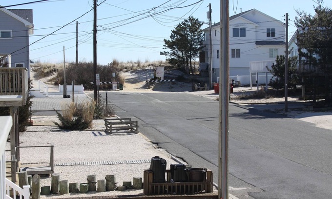 Surf City House | Enjoy Family Memories - Great Outdoor Decks And Backyard; A Few Houses To Beach