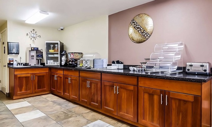 Aberdeen Hotel | Enjoy Free Breakfast! Also Comes w/Free Parking, Pet-friendly Property!