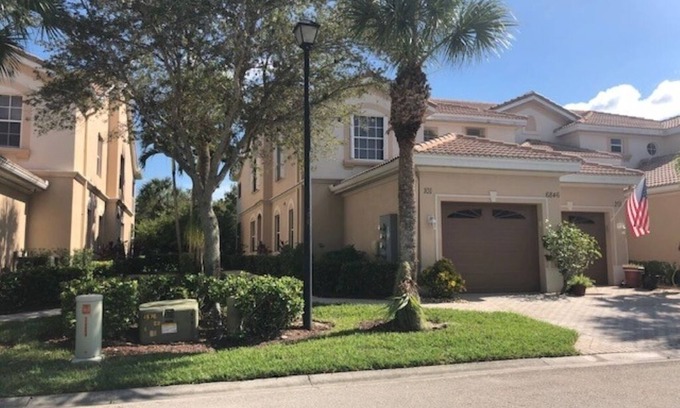 Naples House | Enjoy Glen Eagle Golf and Country Club 5 min to beaches and downtown Naples