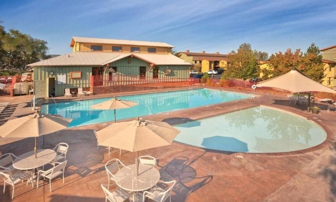 Angels Camp Condo | Enjoy Golf & the Sierra Nevada Beauty in this 2BD resort condo