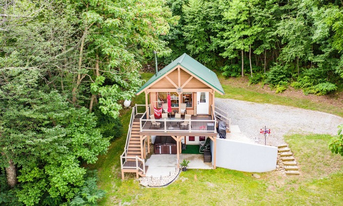 Amherst Cabin | ENJOY HOT TUB & MOUNTAIN VIEWS