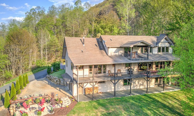 Waynesville House | Enjoy Luxury at The Perfect Season