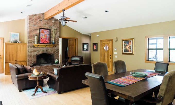 Wellborn House | Enjoy our 5-bedroom, peaceful, wooded retreat in College Station