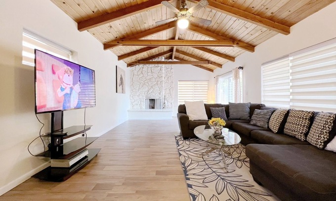 Dublin House | Enjoy quiet 4B2b with 2 king in downtown Dublin
