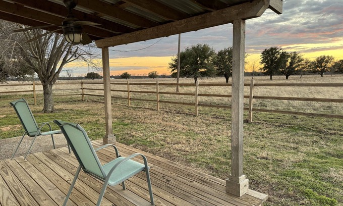 Crawford Cottage | Enjoy quiet country skies. Modern guest house in Crawford 20 mins to Waco.