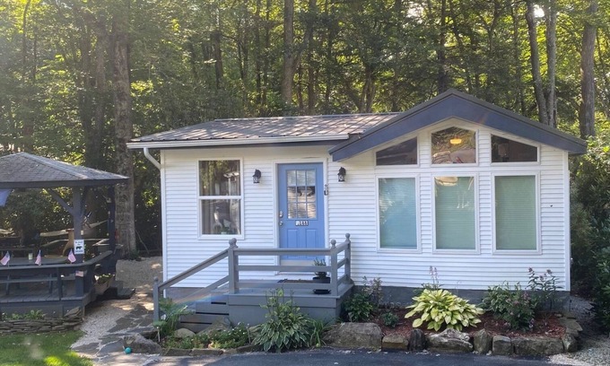 Newland Cottage | Enjoy River Front Living in Linville Land Harbor.Waterfront Views,Modern Cottage