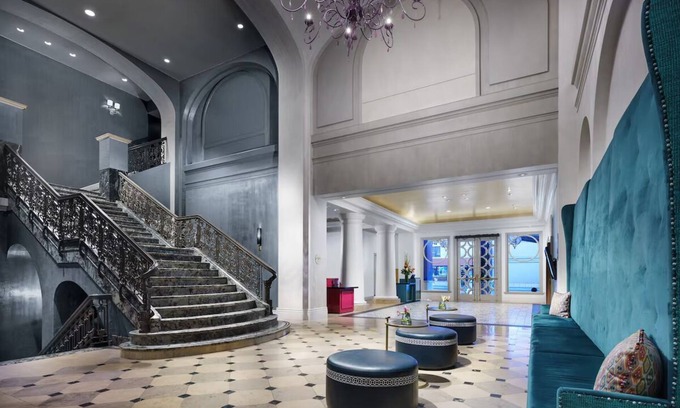 Inner Richmond Hotel | Enjoy Romantic Getaway at French-Style Room w/Cozy Ambience & Central Location