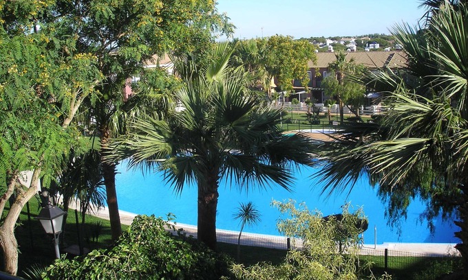 Chiclana de la Frontera Apartment | Enjoy summer and in sunny Costa de la Luz, Golf Nearby. 50m to Shops/Restaurant