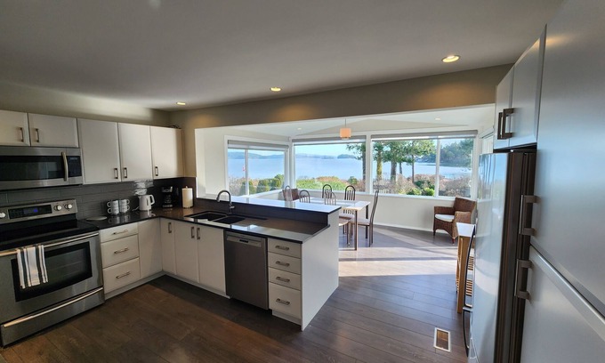 Sidney House | Enjoy the amazing views from The Beach House with private beach acces