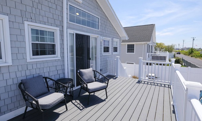 Seabrook House | Enjoy the beach during the day and sunsets at night