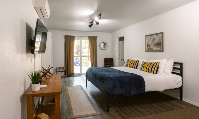 Cave Junction House | Enjoy the beauty of Southern Oregon with a stay in our cozy and spacious vacation rental!