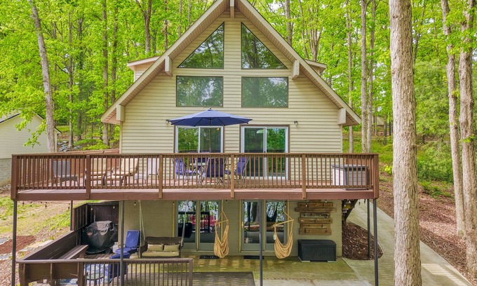 Anderson House | Enjoy the best Lake Hartwell has to offer - swimming, fishing, & tranquility.